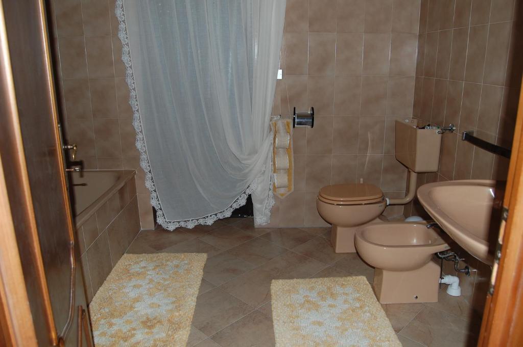 Family Room Private External Bathroom,24930723:JPEG