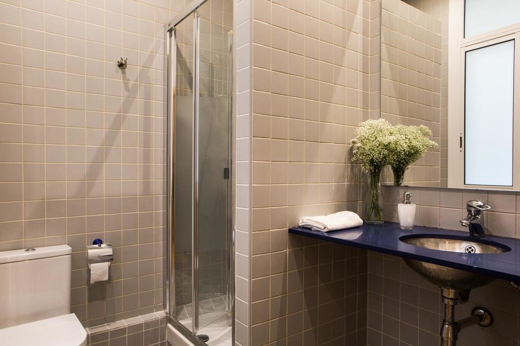 Chambre Double avec Lit d'Appoint et Accès Salle de Bains Commune