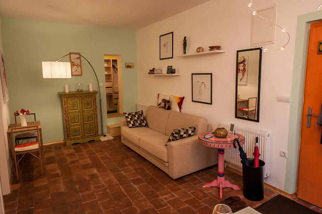 One-Bedroom Apartment,205171333:JPEG