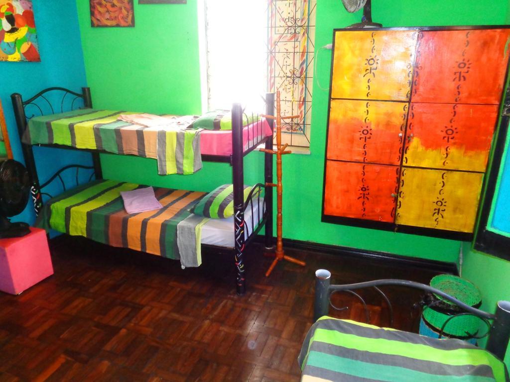 Quarto Triplo Básico com Banheiro Compartilhado