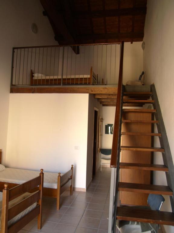 Lit dans Dortoir pour Hommes de 6 Lits