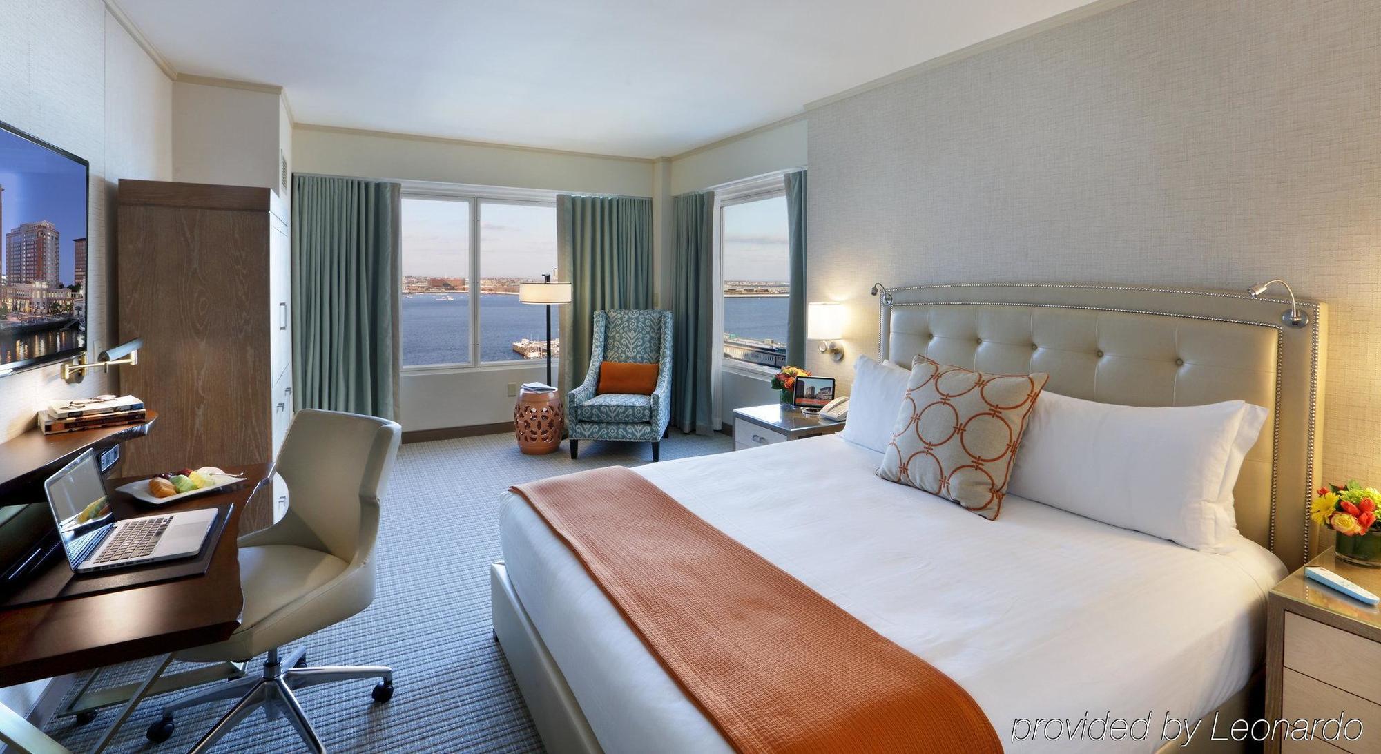 Zimmer mit Kingsize-Bett und Hafenblick