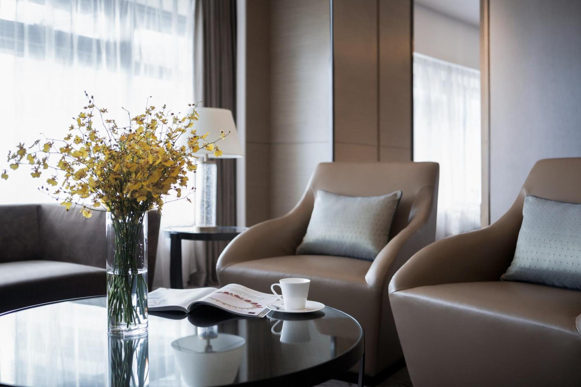 Deluxe Executive Room with One King Bed and Lounge Access - High Floor