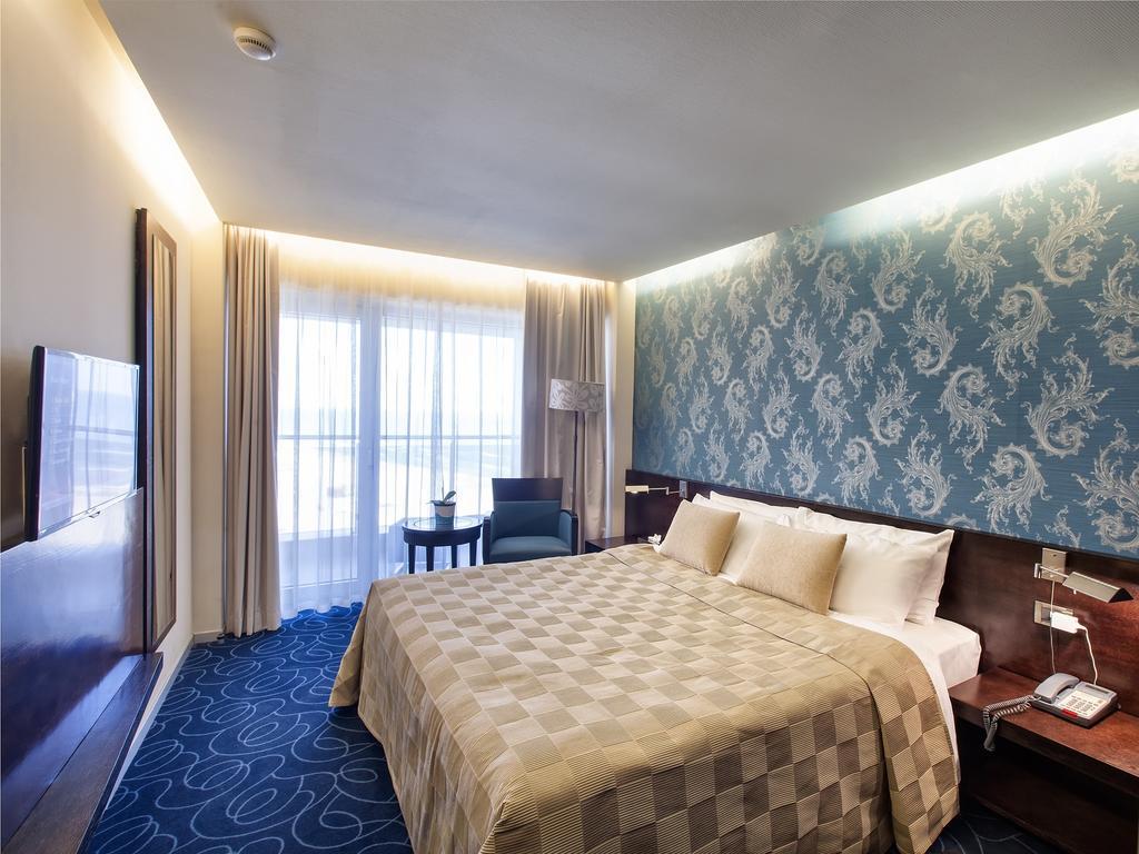 Suite Junior avec Vue Latérale sur la Mer