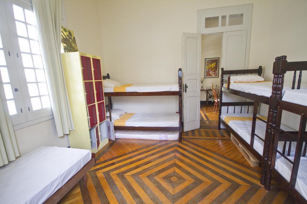 Cama em Dormitório Misto com 8 Camas
