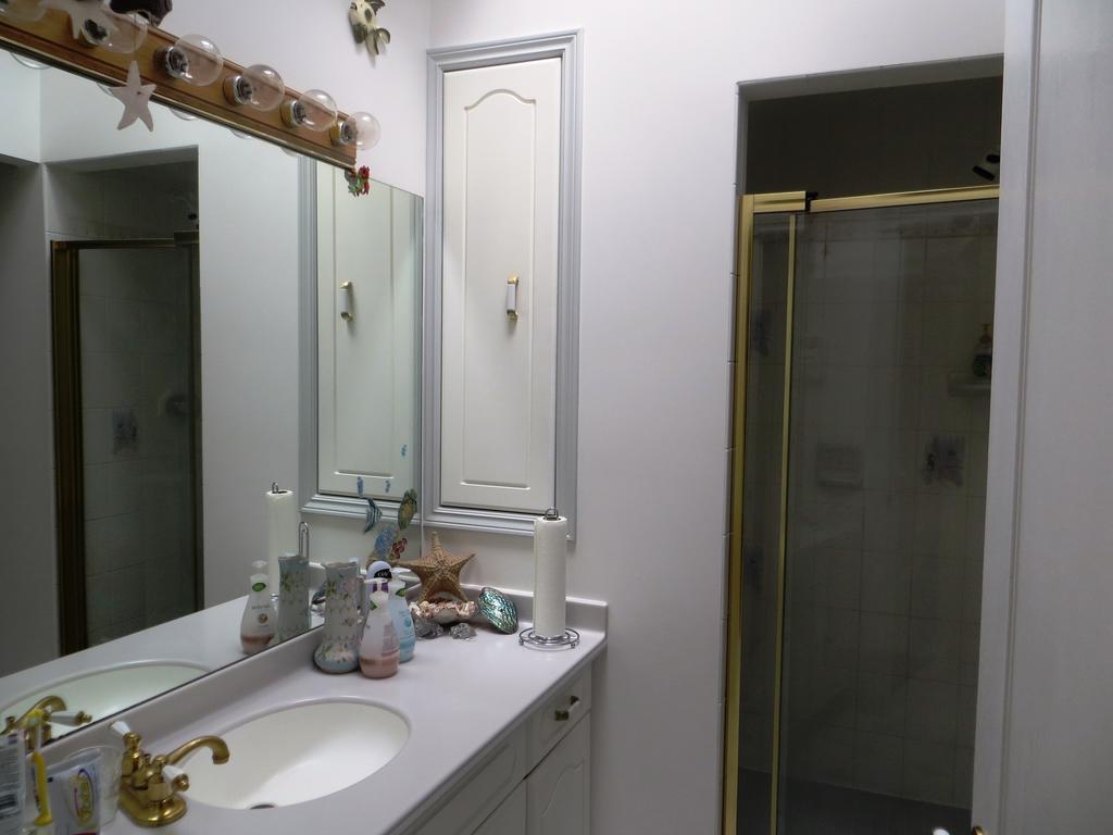 Queen Room with Two Queen Beds with Shared Bathroom