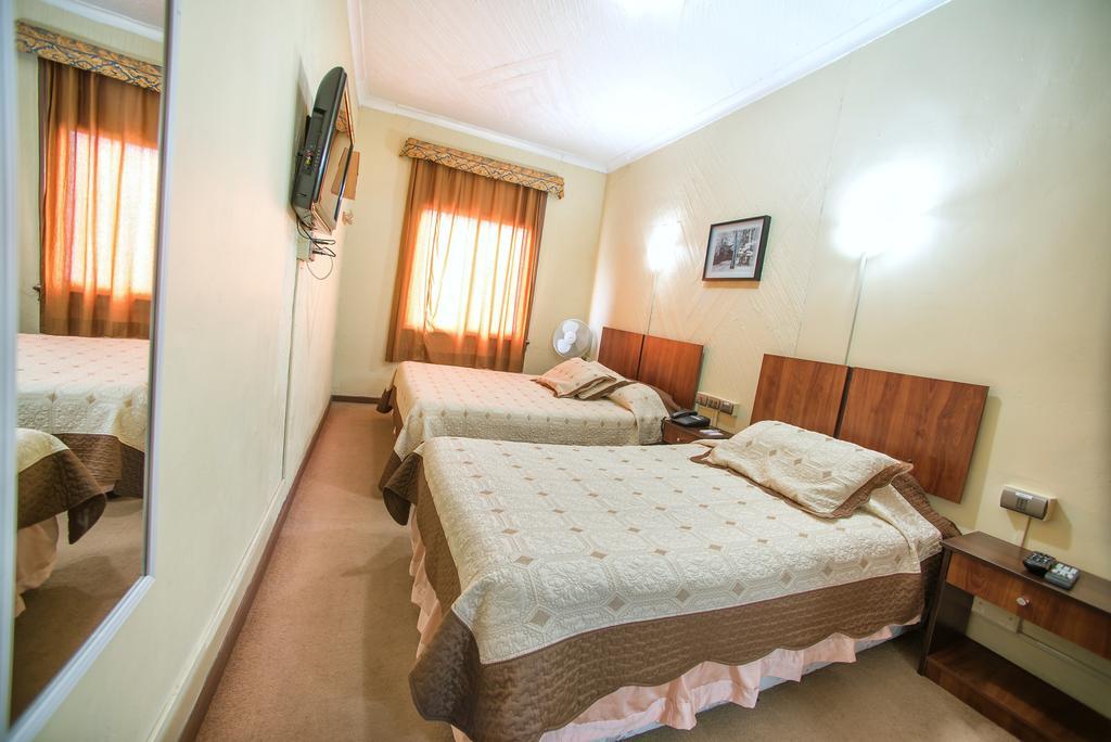 Quarto com 2 Camas de Solteiro