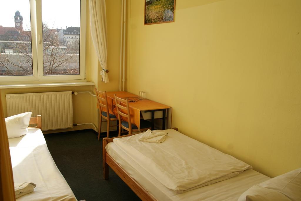 Tweepersoonskamer met 2 Aparte Bedden en Gedeelde Badkamer