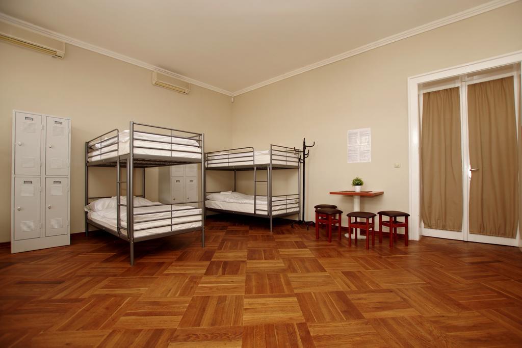 Cama en habitación compartida de 14 camas