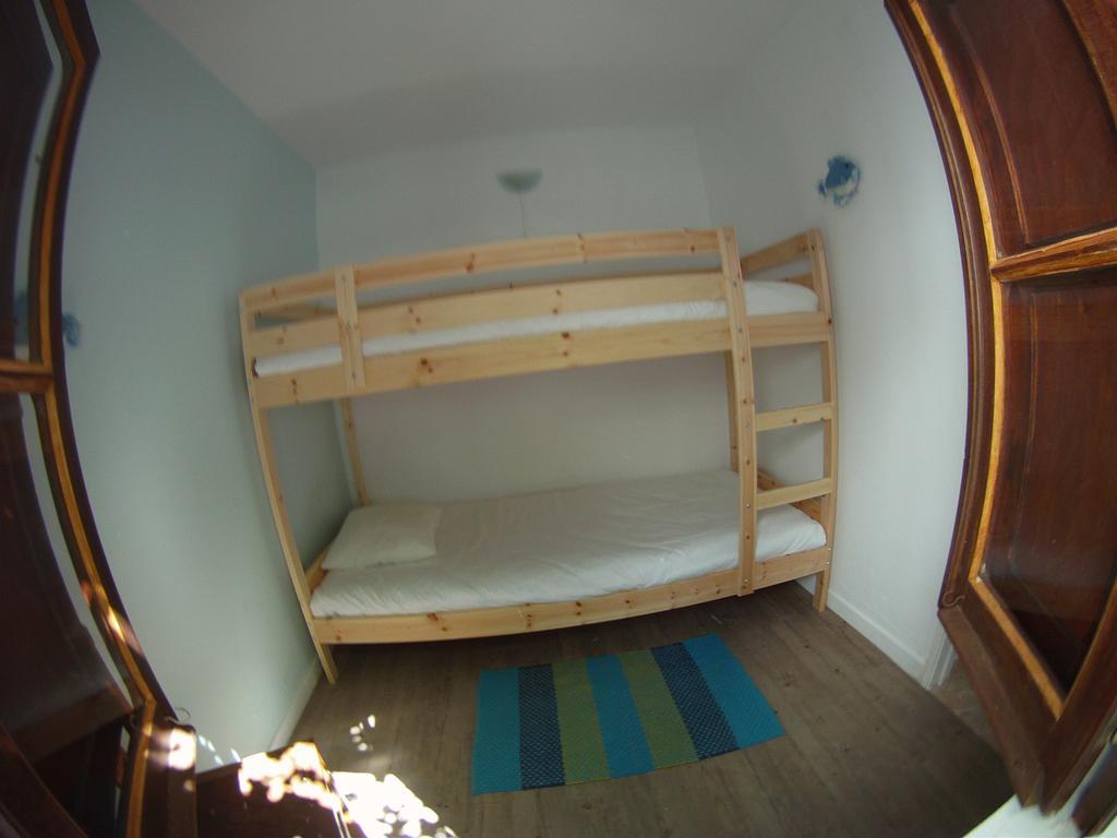 Cama Individual num Dormitório.
