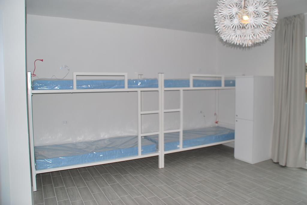 Posto Letto in Dormitorio Femminile con 8 Letti