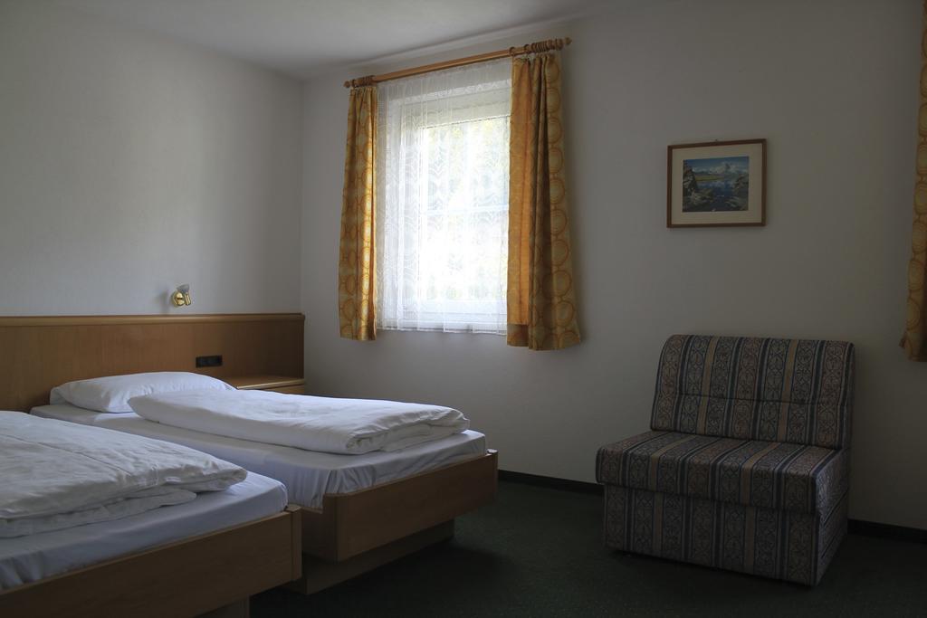 Doppel- oder Zweibettzimmer
