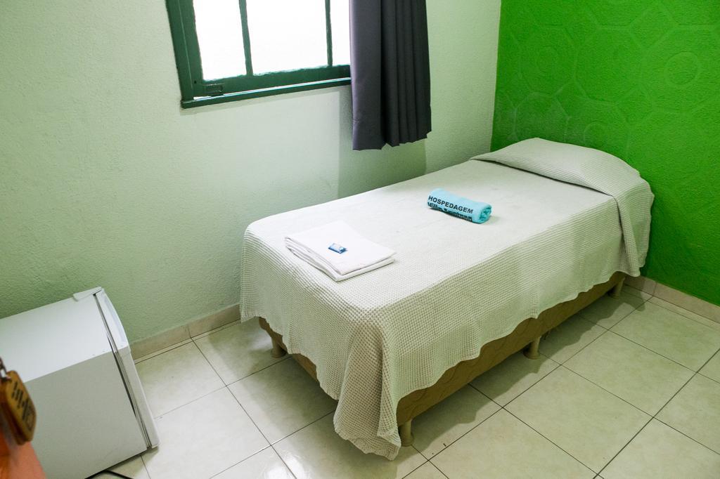 Quarto Privativo com Ventilador e Banheiro Compartilhado