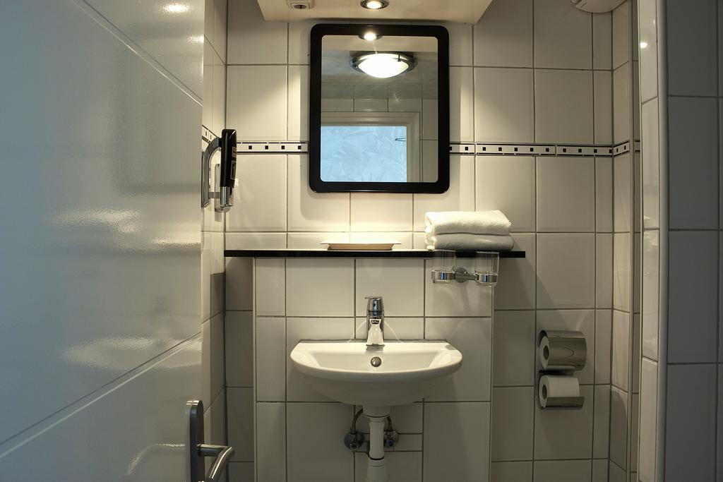 Einzelzimmer (privates Badezimmer außerhalb)
