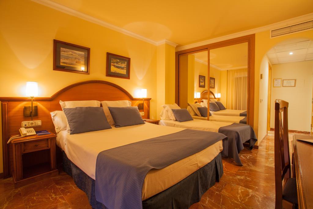 Chambre Double avec Lit d'Appoint - Vue Latérale sur Mer