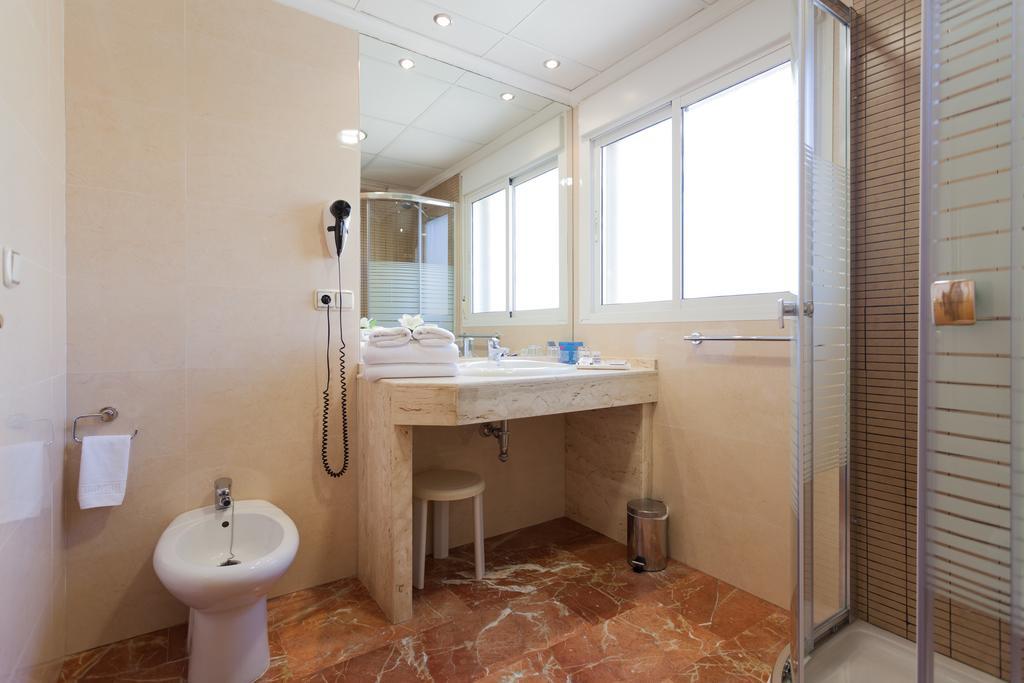 Chambre Double - Vue Latérale sur Mer