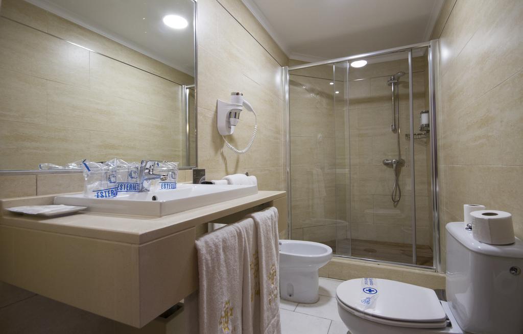 Chambre Triple (2 Adultes & 1 Enfant)