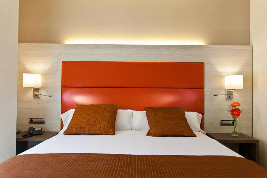 Zimmer mit Queensize-Bett und Whirlpool-Badewanne