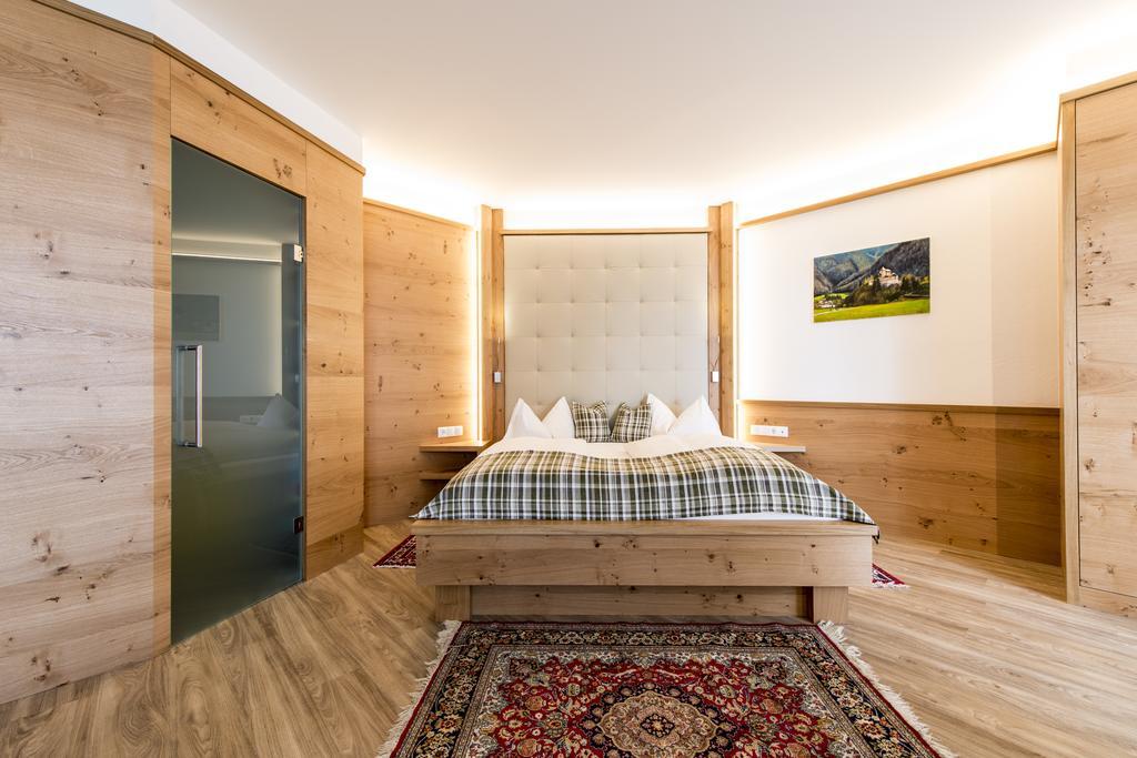 Vierbettzimmer mit Blick auf den Innenhof