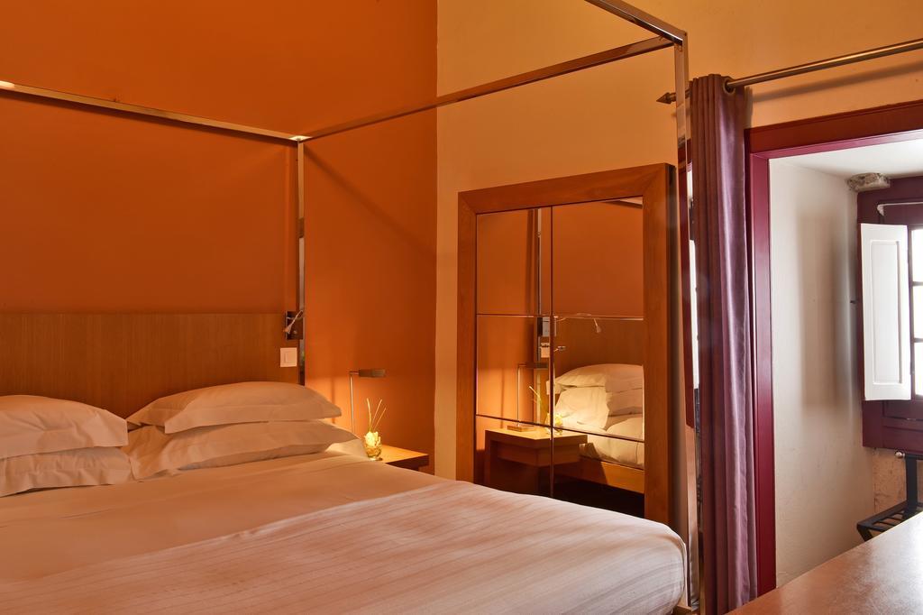 Quarto Clássico com Cama de Casal ou 2 de Solteiro - Castelo