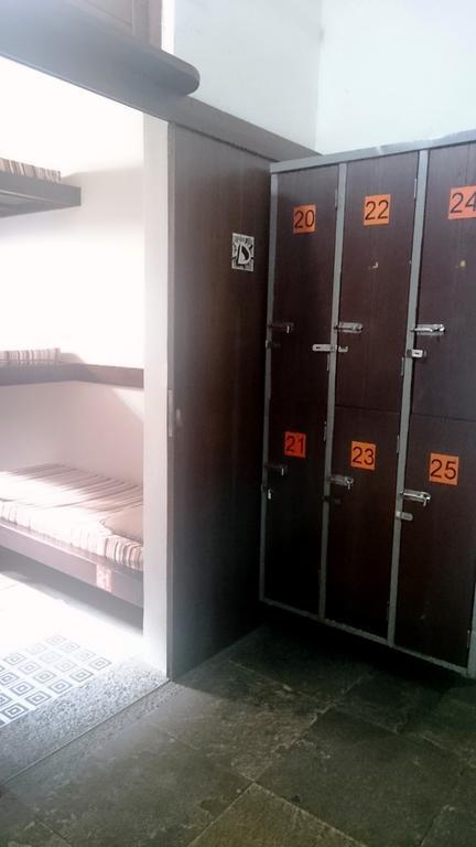 Cama em Dormitório Feminino com 6 Camas e Ar-condicionado