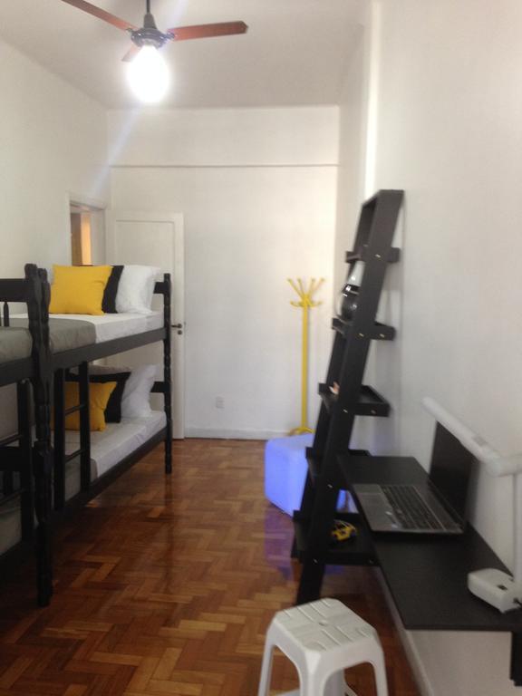 Cama num Dormitório Misto com 4 Camas