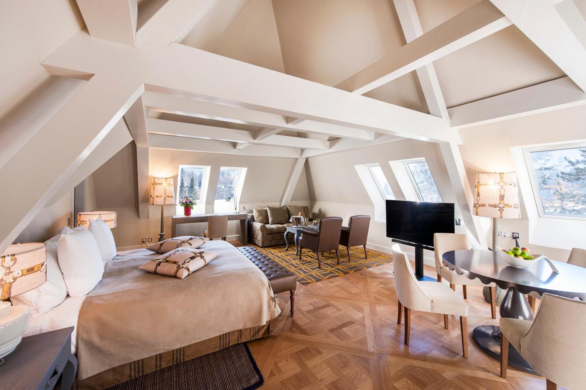Suite with Jacuzzi and Mountain View