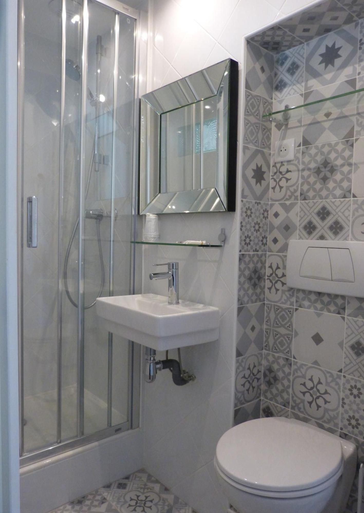 Habitación Triple con ducha y aseo privados
