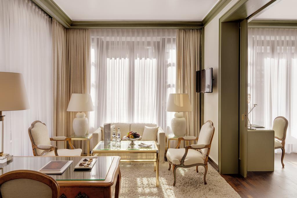 Executive Suite,1212105889:JPEG