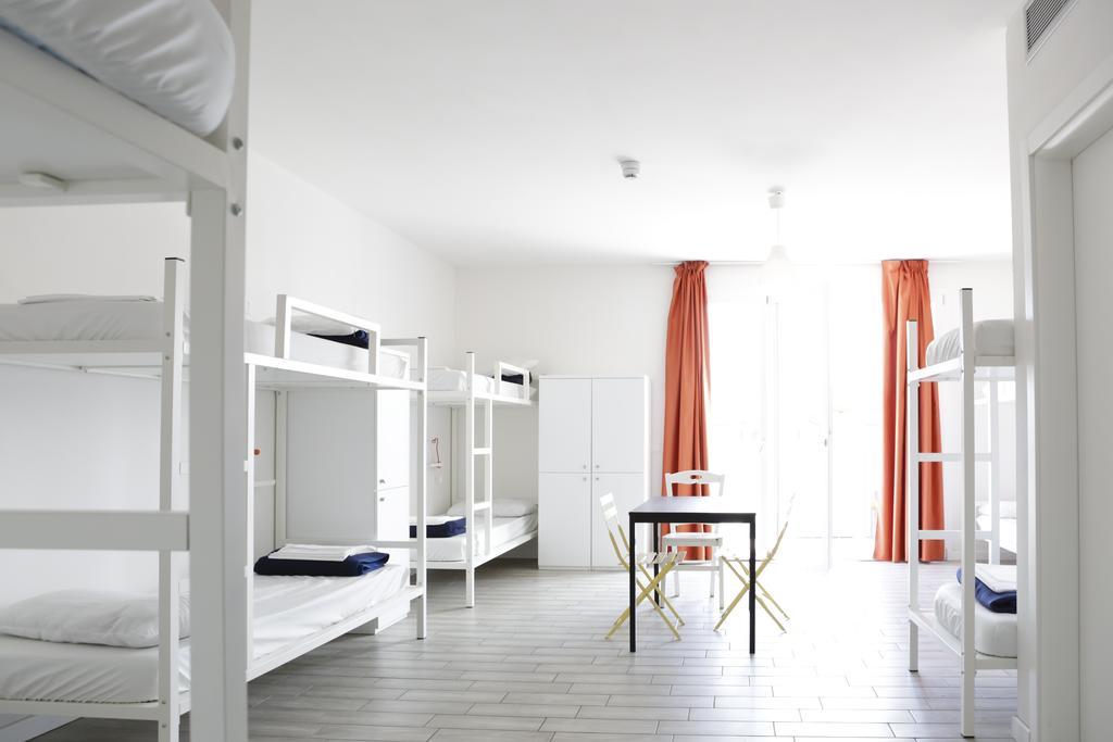 Posto Letto in Dormitorio Misto con 10 Letti