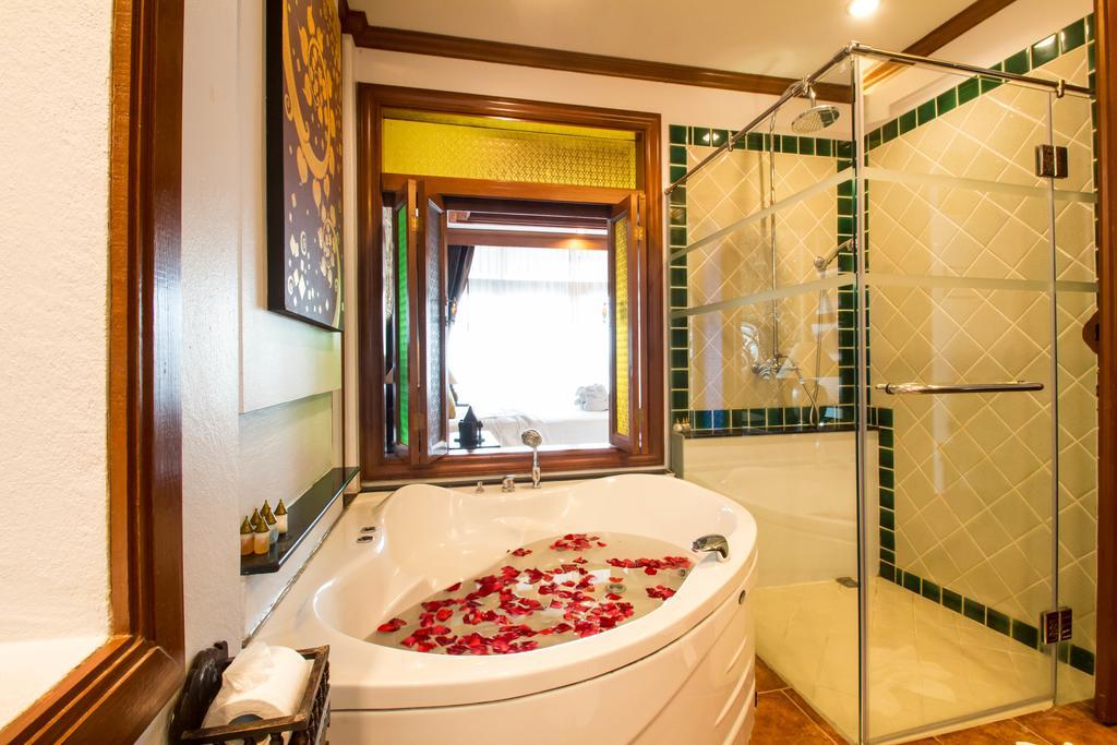 Luxury King Bed with Spa Bath & Private Balcony,322904341:JPEG