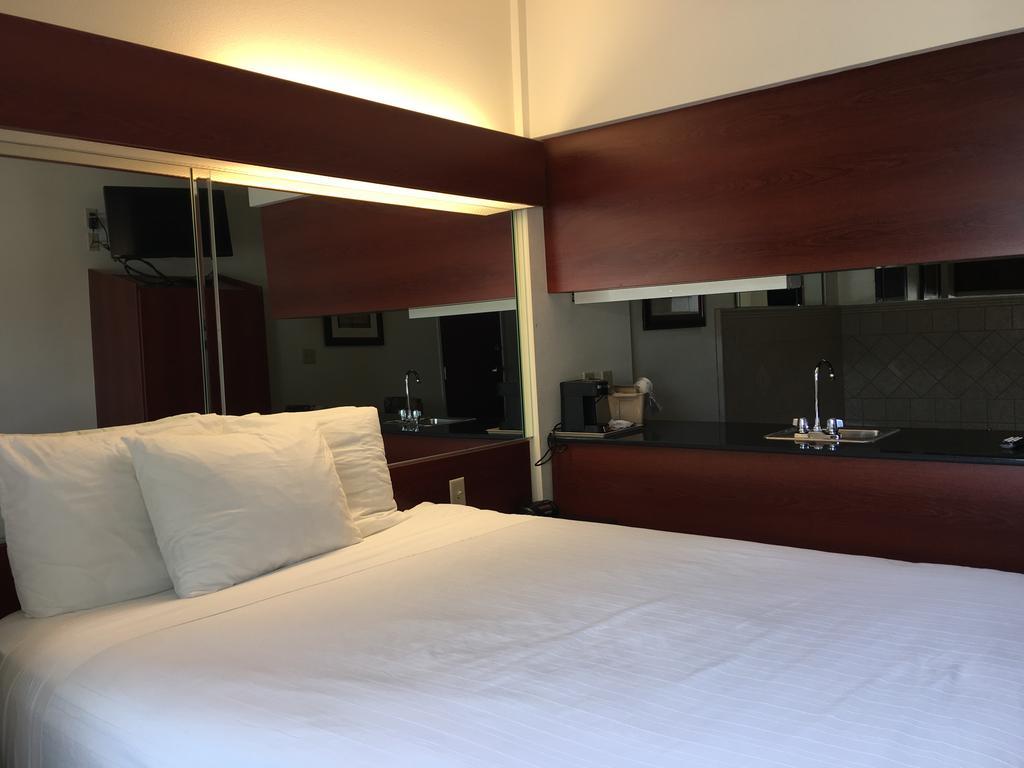 Deluxe Queen Suite - Non-Smoking