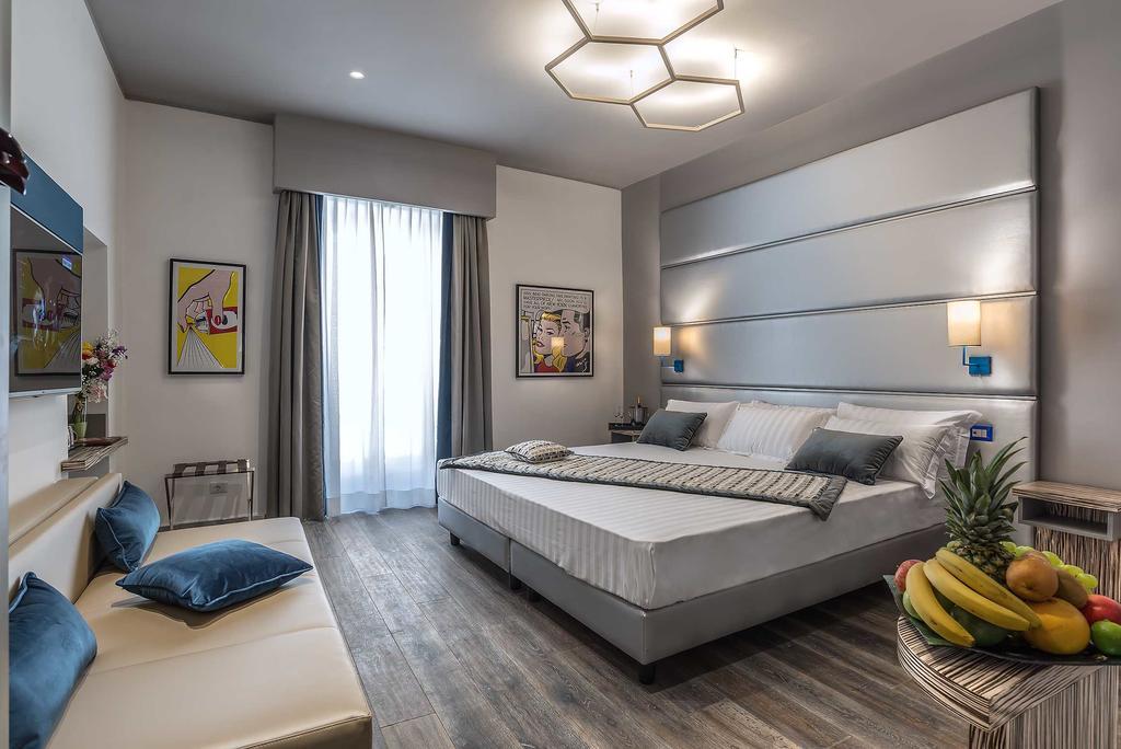 Habitación con cama extragrande y bañera de hidromasaje