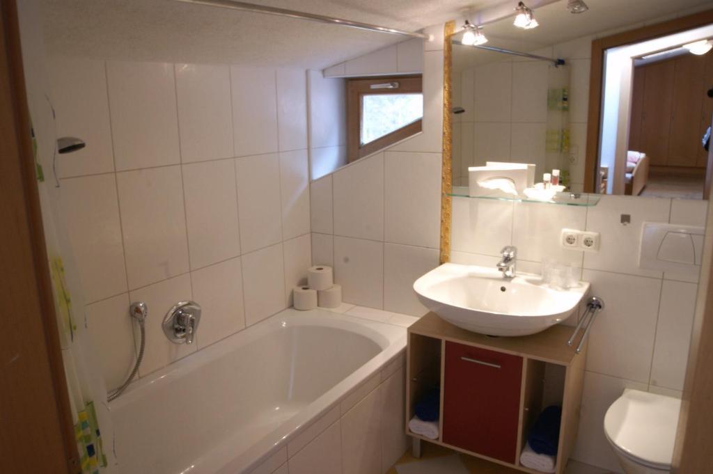 One-Bedroom Apartment Balcony,1545312850:JPEG