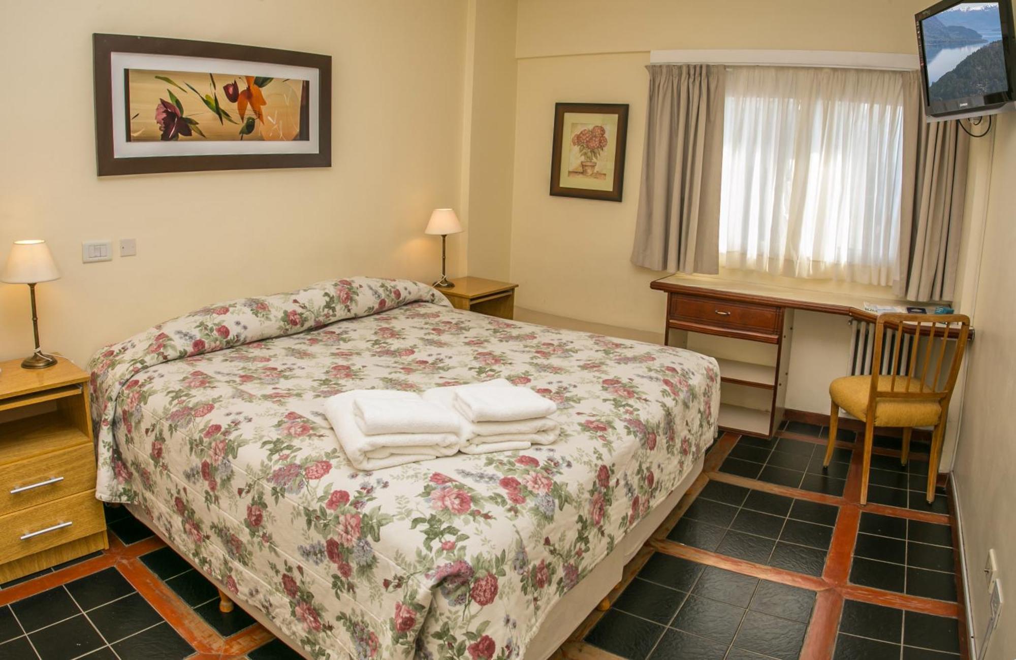 Quarto com Cama de Casal ou 2 de Solteiro