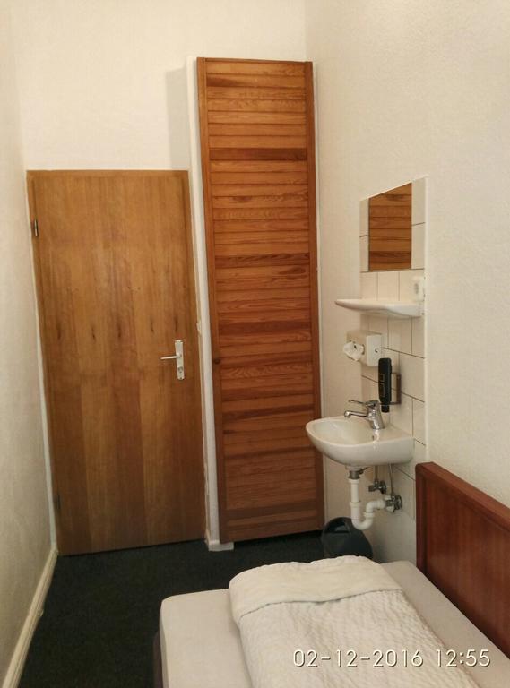 Single Room,339909508:JPEG