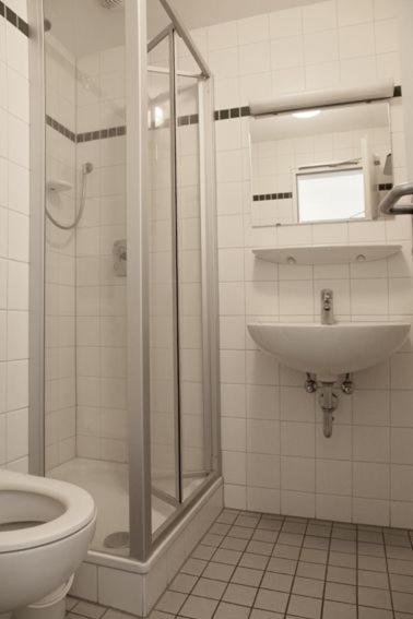 Twin Room Bathroom,1618283761:JPEG