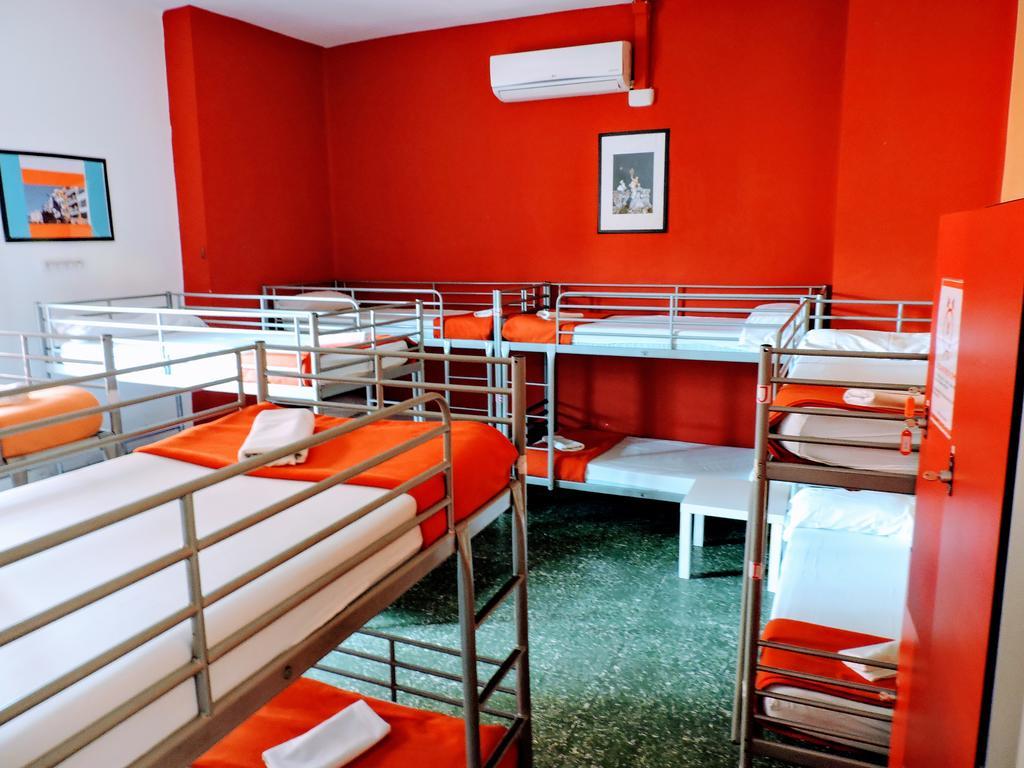 Cama en dormitorio compartido de 16 camas