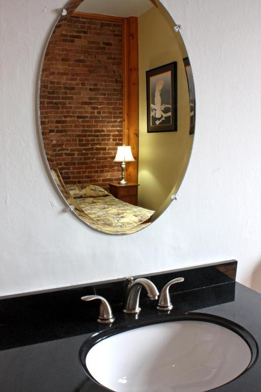 Chambre Économique avec 2 Lits Doubles et Salle de Bains Commune