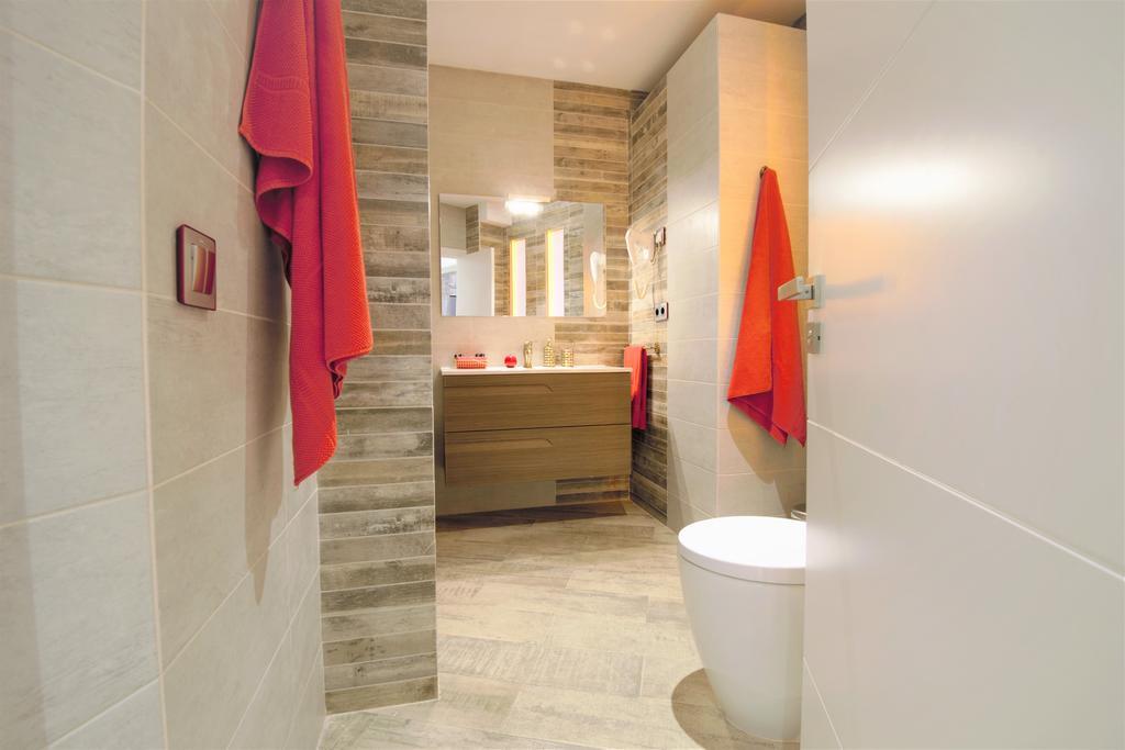 Superior One-Bedroom Apartment Terrace,989779423:JPEG