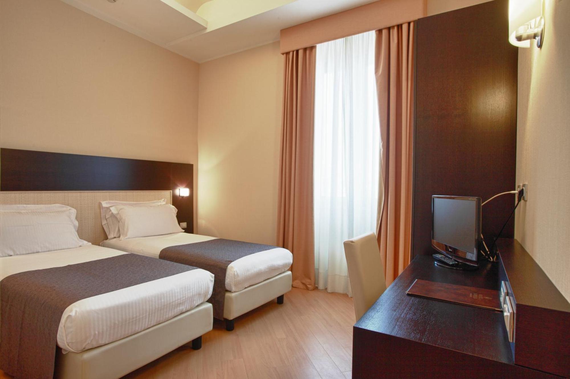 Quarto Clássico com Cama de Casal ou 2 de Solteiro