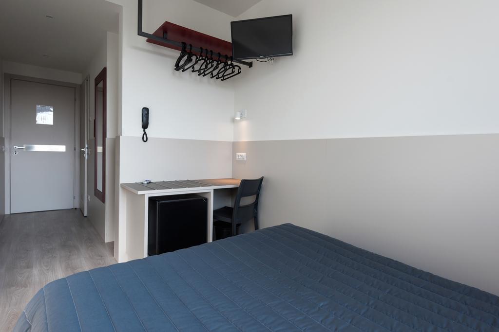 Kleines Doppelzimmer mit französischem Bett