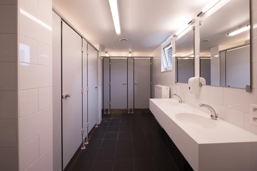 Lit Simple en Dortoir Féminin avec Salle de Bains Commune