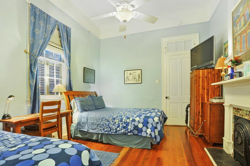 Room Queen Single Bed Tub or Shower,710502409:JPEG