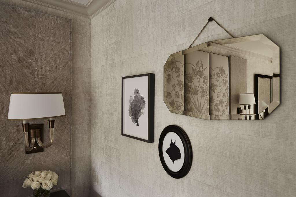 Zimmer mit Kingsize-Bett und Blick auf den Hof