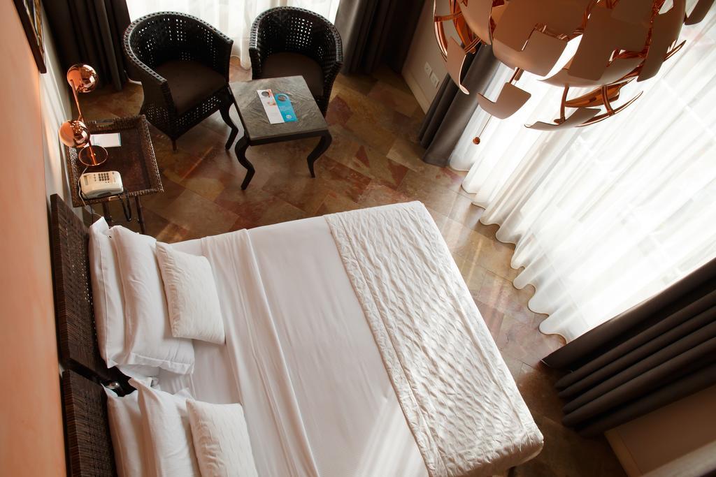 Deluxe Double Room with Lake View