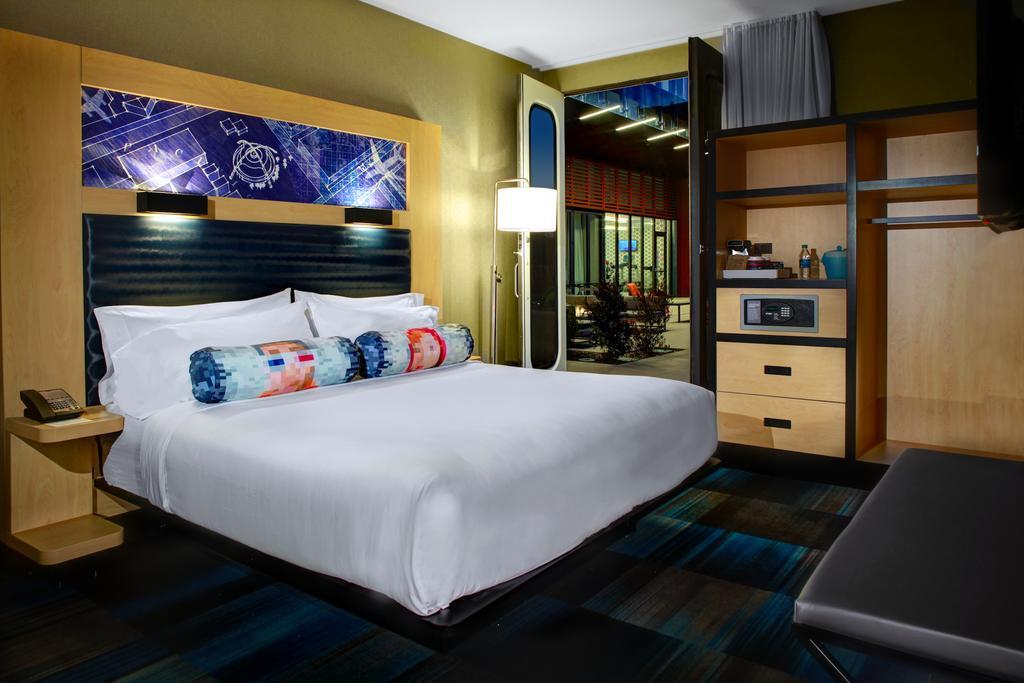 King Suite, 1 Bedroom Suite, 1 King, Alternate bed: sofa bed,1554769279:JPEG