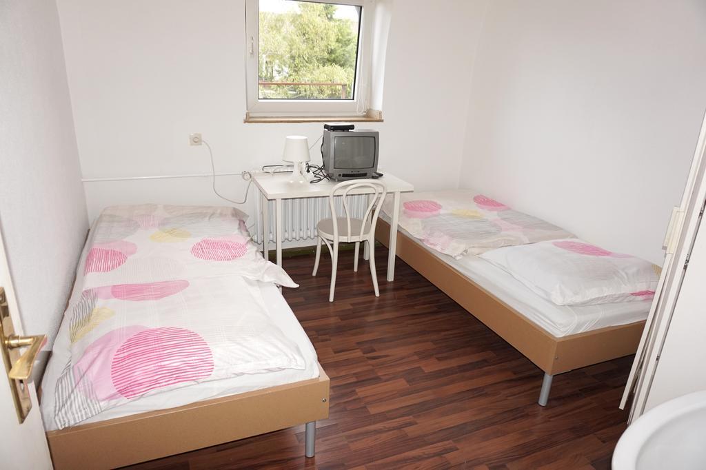 Zweibettzimmer mit eigenem Bad außerhalb des Zimmers