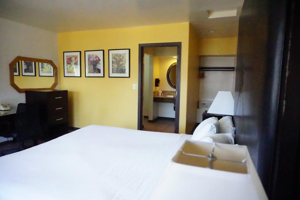 Habitación con cama extragrande.