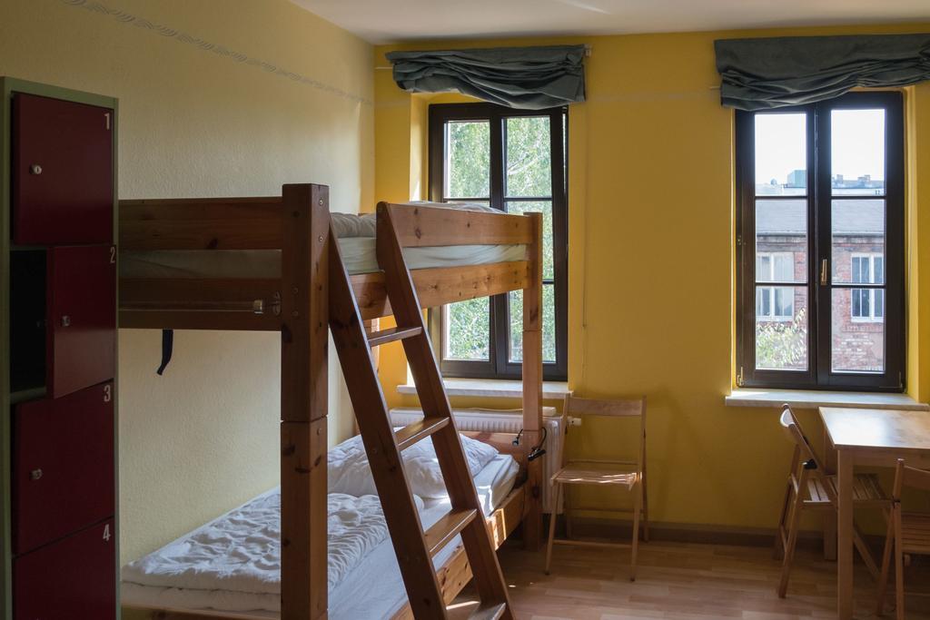 Einzelbett im Frauenschlafsaal